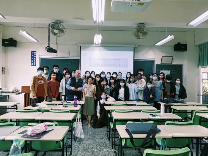 耿華老師蒞臨本校演講。圖片
