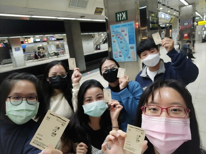 華語輔導員帶領本校外籍生搭乘火車前往鶯歌進行文化參訪活動。圖片