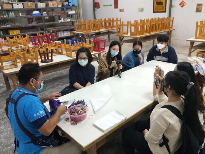 藍色衣服為本場次的藍染老師──陳老師。圖片