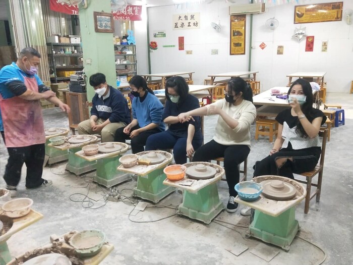 陳老師帶領學生體驗免費捏陶活動。圖片